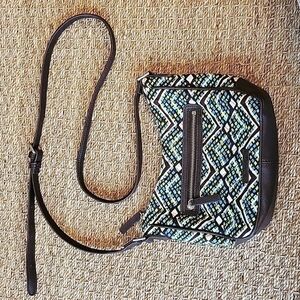 𝅺VERA BRADLEY rainforest Mini crossbody purse bag.